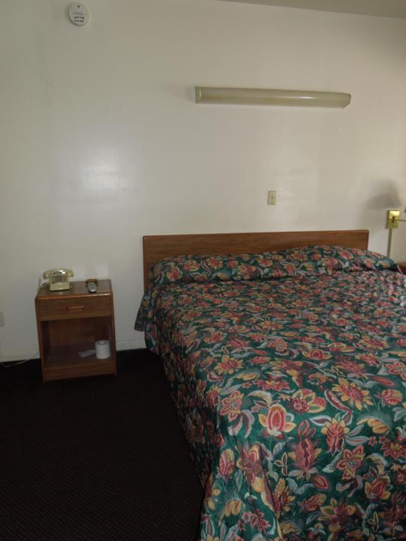 Lees Motel Edison Room photo