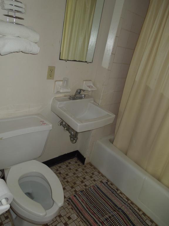 Lees Motel Edison Room photo
